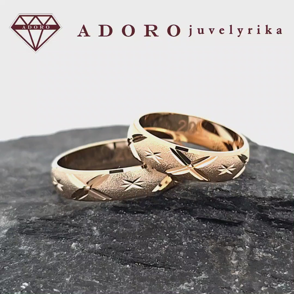 585 prabos klasikiniai vestuviniai žiedai su simboliniu žvaigždės raštu – ADORO