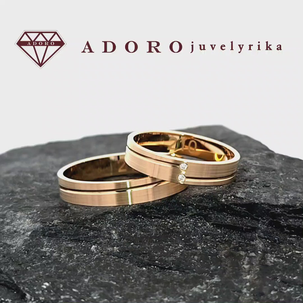 Klasikiniai 4 mm pločio vestuviniai žiedai iš geltono aukso su dviem deimantais – ADORO juvelyrika
