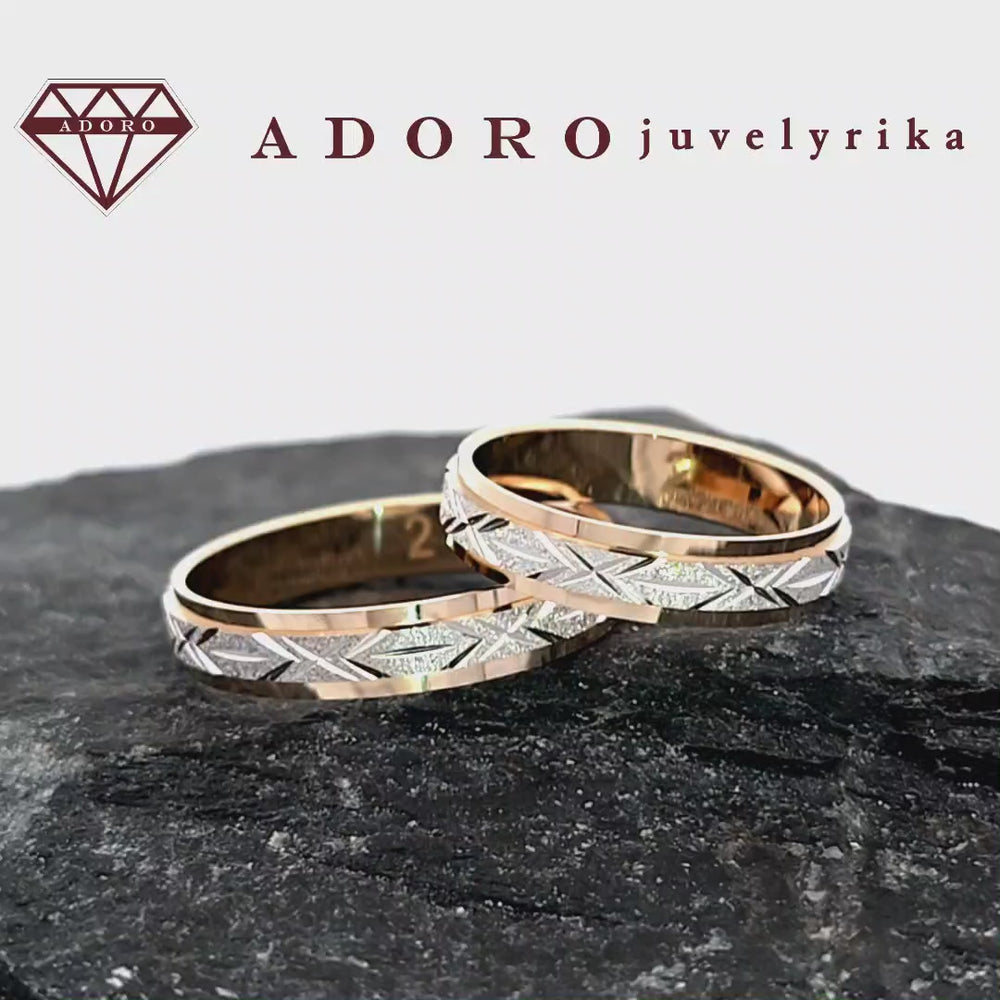 Dviejų spalvų vestuviniai žiedai su graviruotu raštu – ADORO juvelyrika