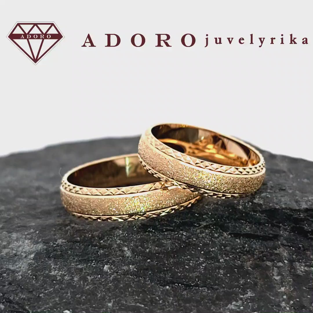 Geltono aukso vestuviniai žiedai su deimantinio rašto briaunomis – ADORO juvelyrika