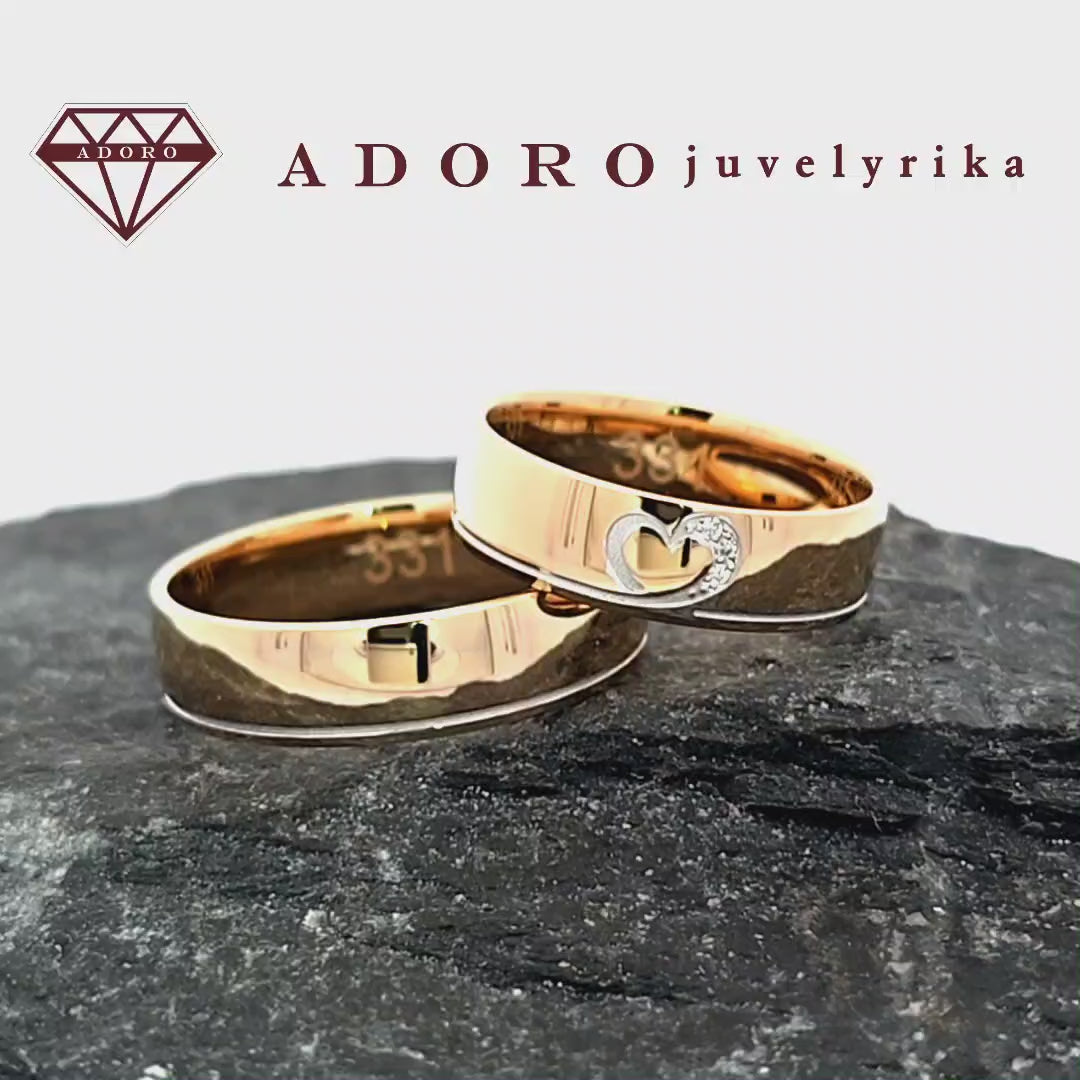 585 prabos vestuviniai žiedai iš geltono ir balto aukso su širdies motyvu ir deimantais – ADORO juvelyrika