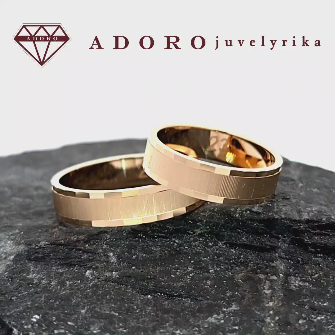 Geltono aukso vestuviniai žiedai su briaunuotu kraštu – ADORO juvelyrika