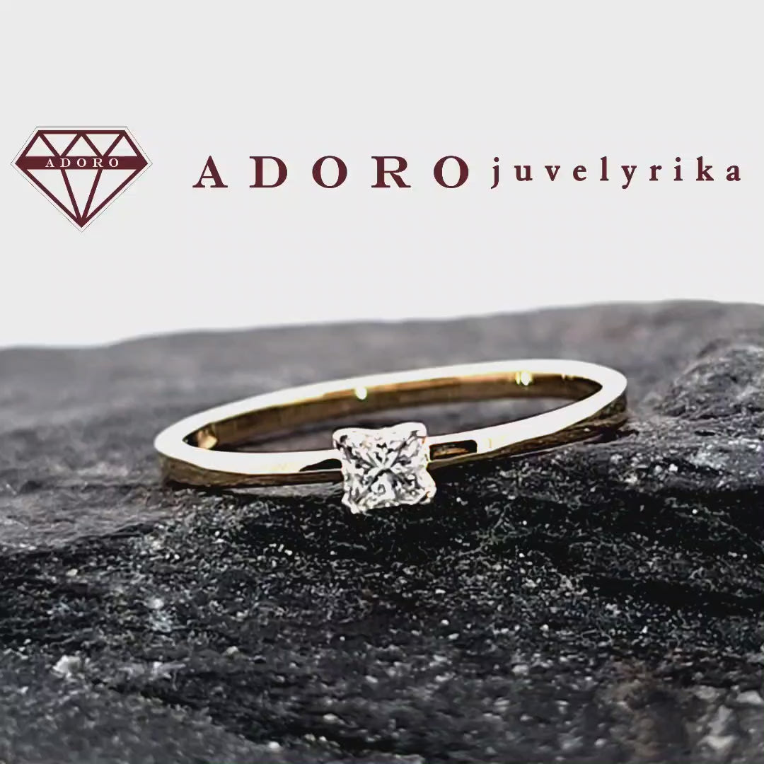 Geltono aukso žiedas su 0.15 ct „Princess“ formos deimantu – ADORO juvelyrika