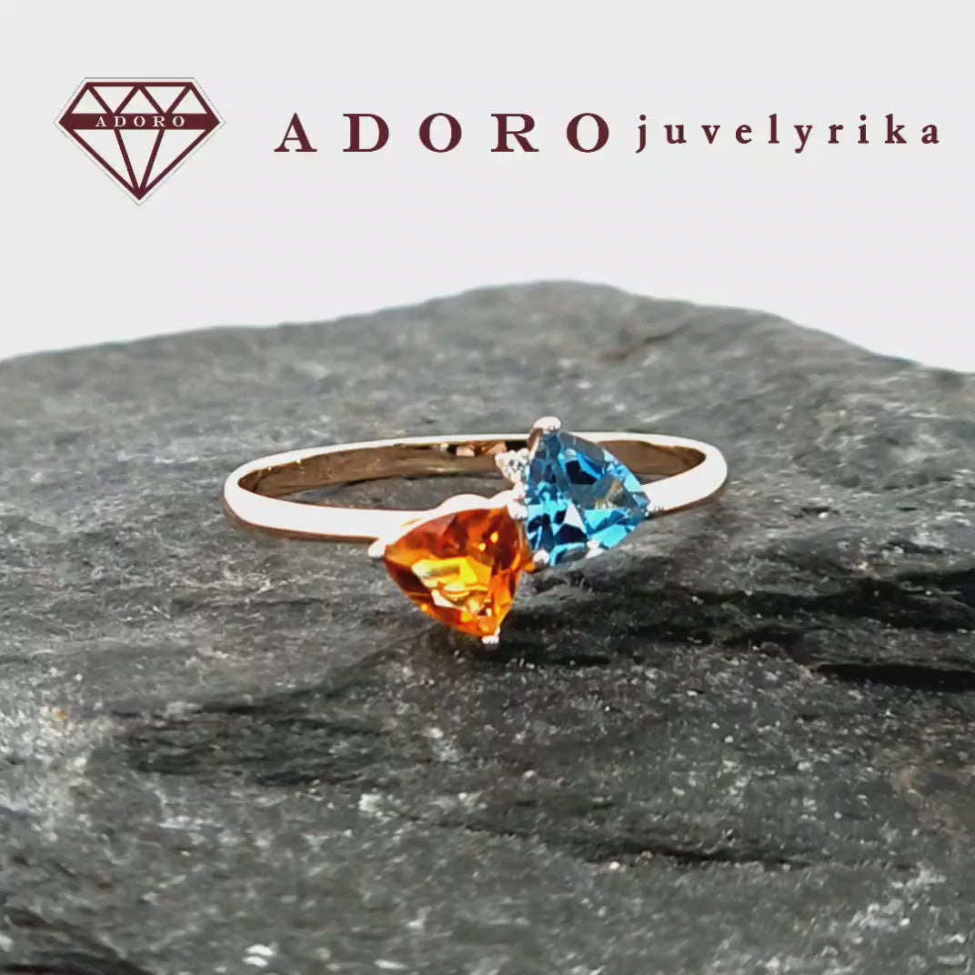Rožinio aukso žiedas su natūraliu citrinu ir mėlynu topazu – ADORO juvelyrika