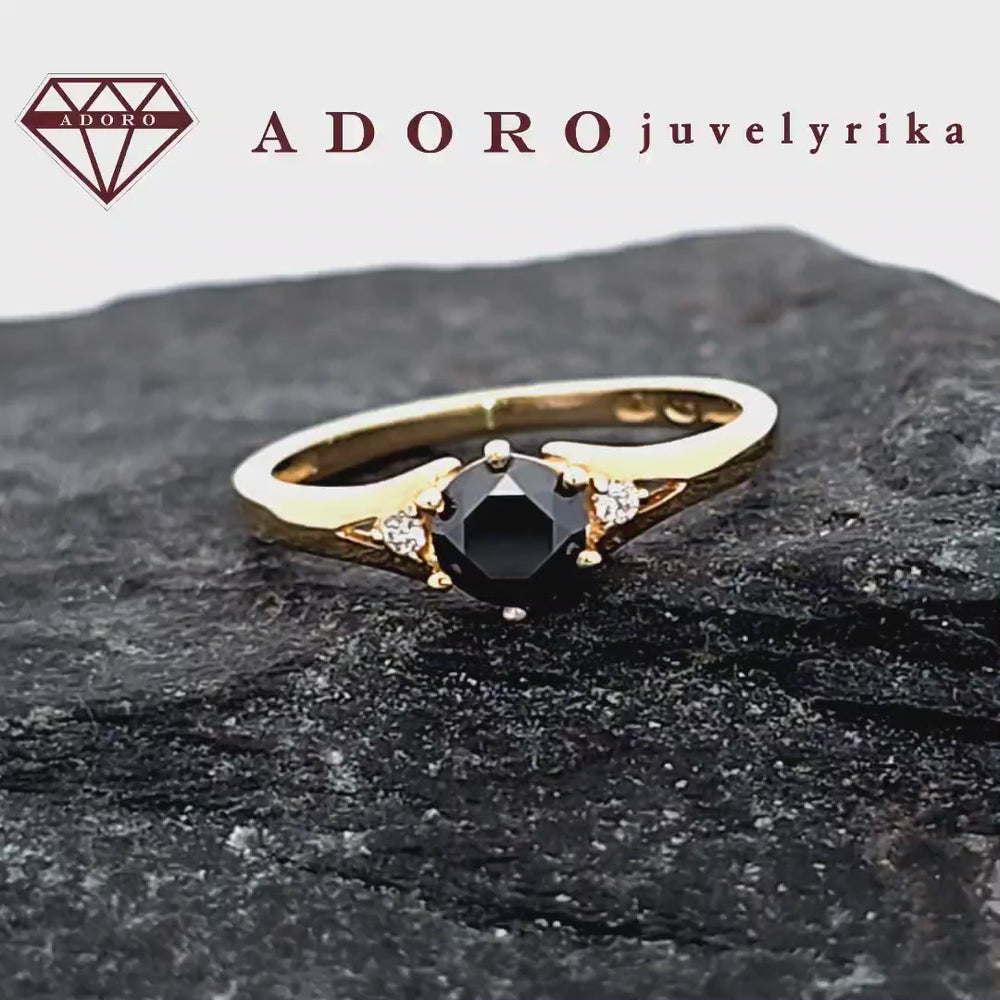Geltono aukso žiedas su juoduoju deimantu ir briliantais – ADORO juvelyrika