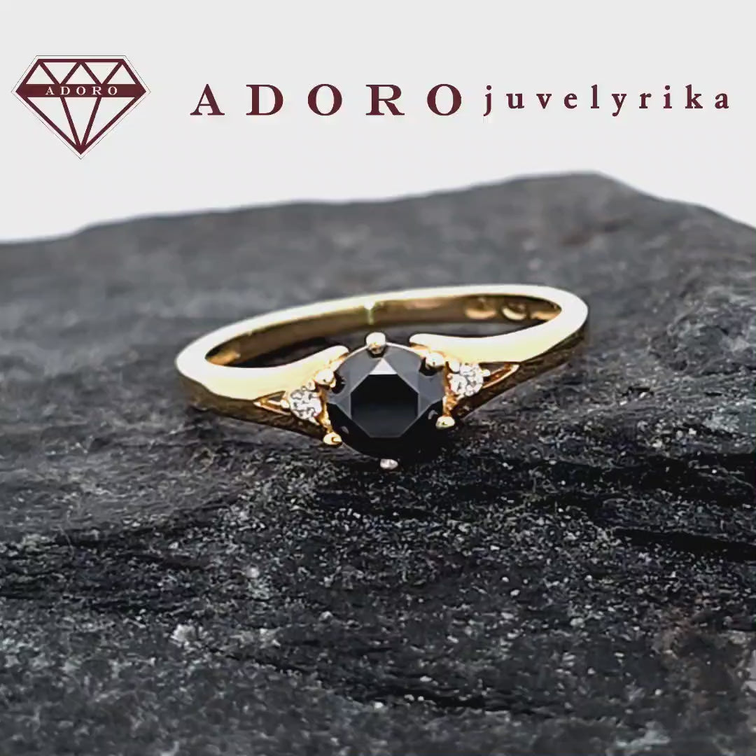 Geltono aukso žiedas su juoduoju deimantu ir briliantais – ADORO juvelyrika