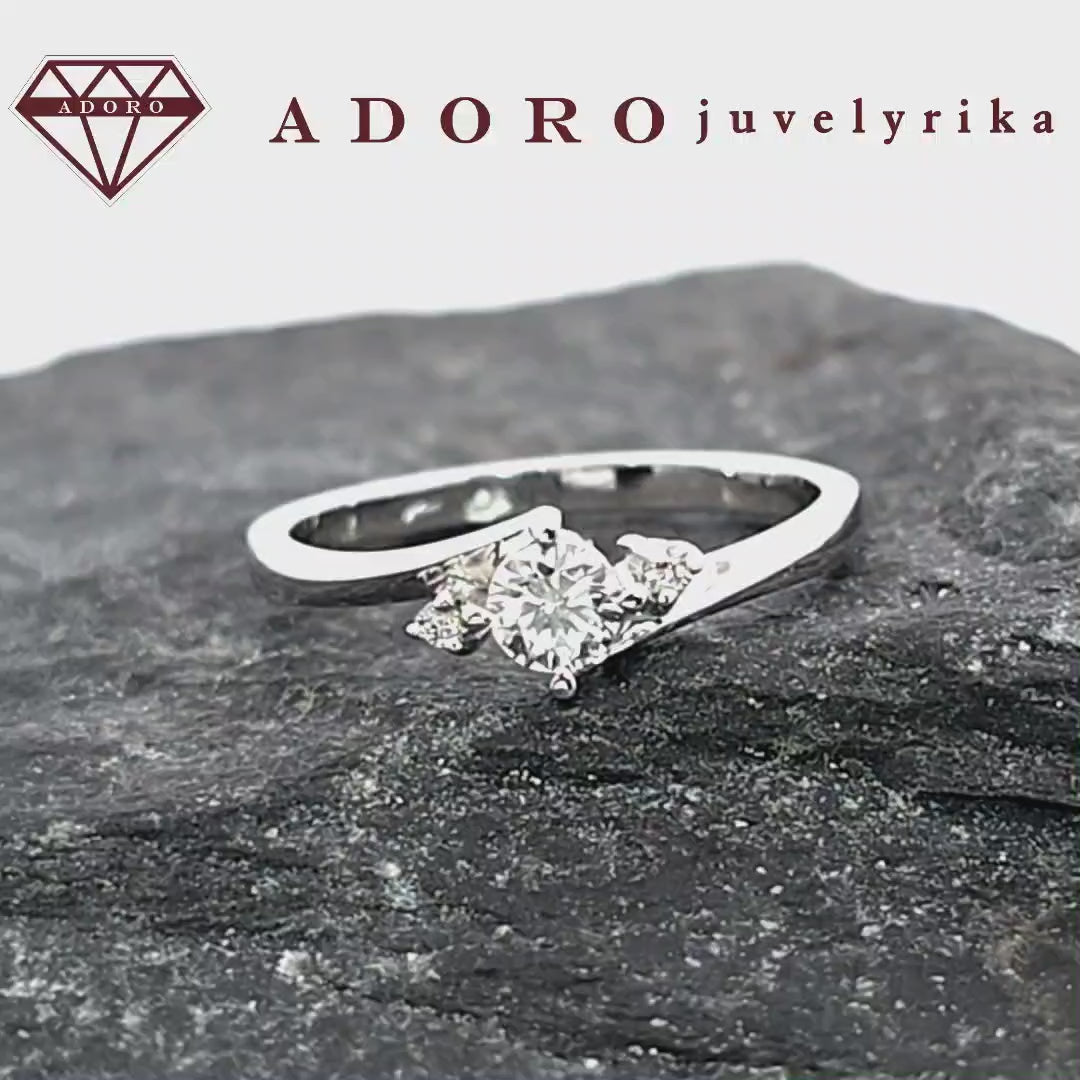 Baltas auksinis žiedas su laboratoriniu deimantu – ADORO juvelyrika