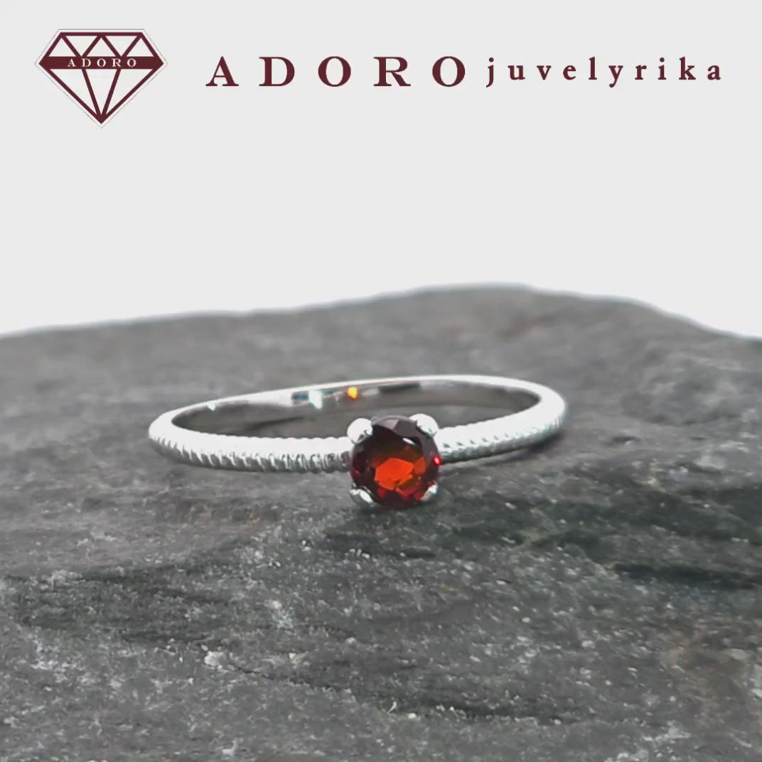 Balto aukso žiedas su natūraliu granatu – ADORO juvelyrika