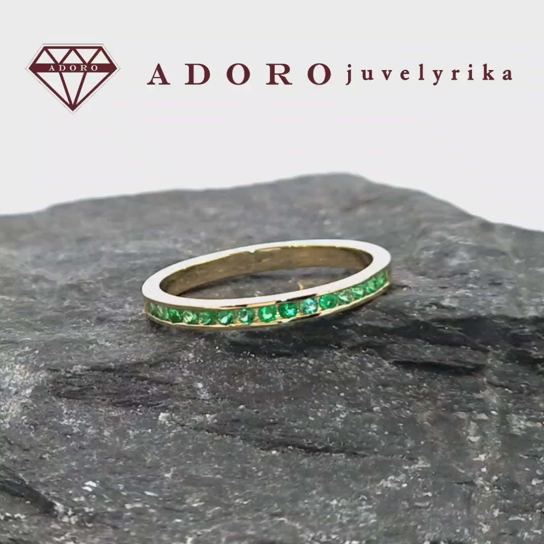 Geltono aukso 585 žiedas su natūraliais smaragdais, takelio tipo dizainas, ADORO juvelyrika
