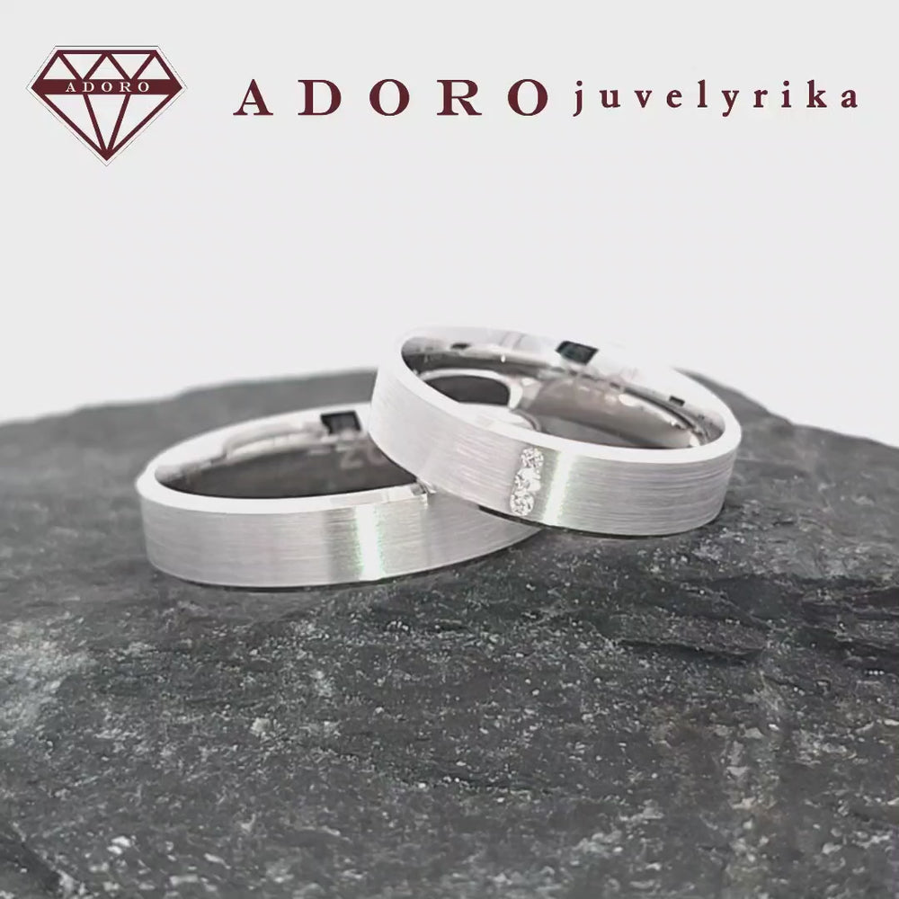 Baltos aukso vestuviniai žiedai su trimis deimantais – ADORO juvelyrika