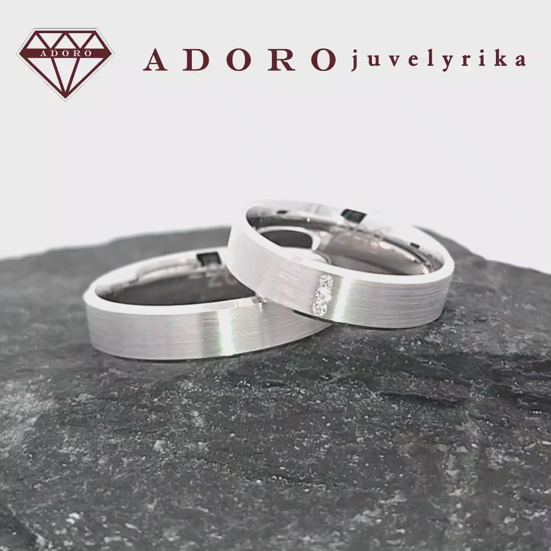 Baltos aukso vestuviniai žiedai su trimis deimantais – ADORO juvelyrika