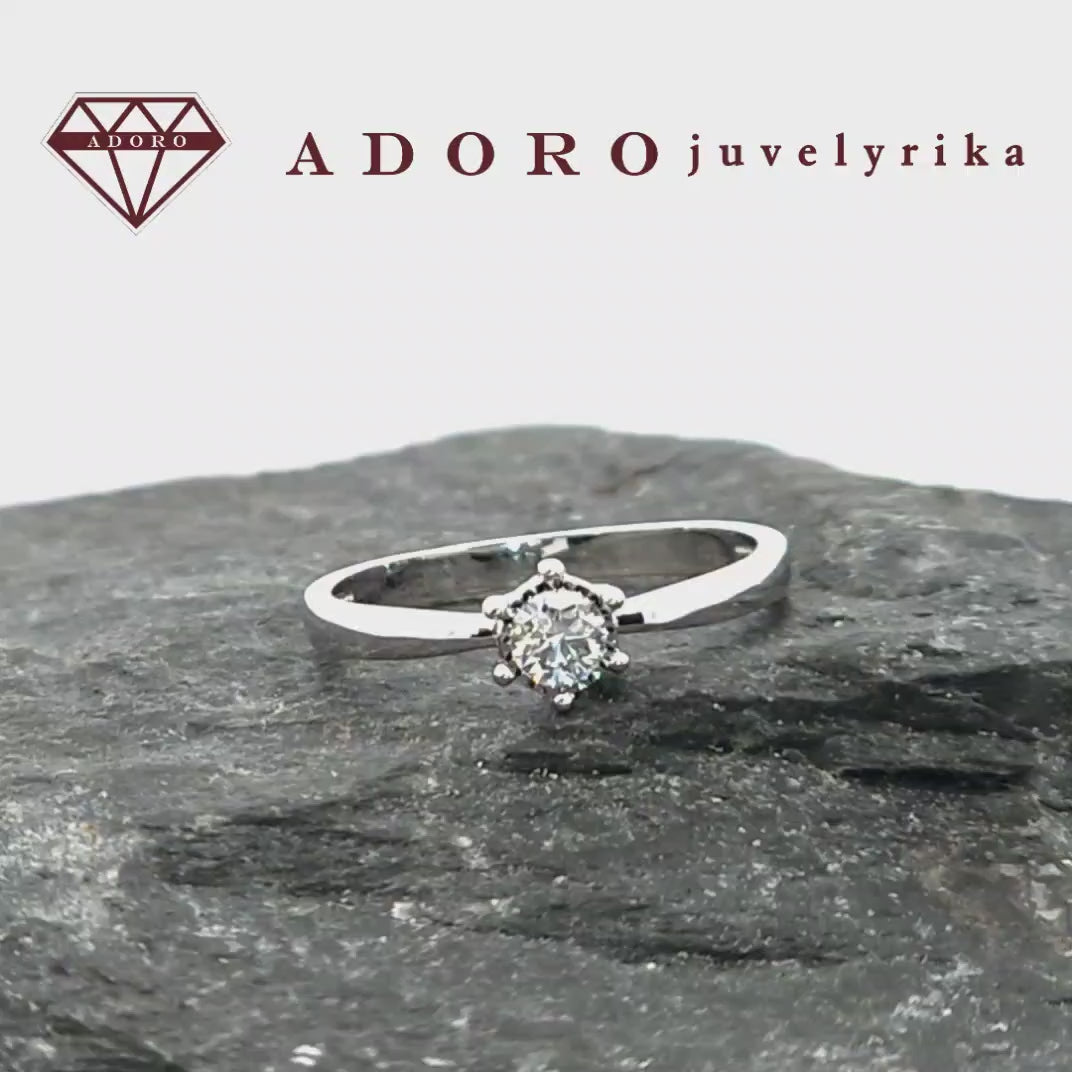 Minimalistinis 585 balto aukso žiedas su vienu briliantu ant balto fono, ADORO juvelyrika