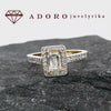 585 prabos žiedas su 0.60 ct Emerald cut laboratoriniu deimantu ir šoniniais briliantais – ADORO