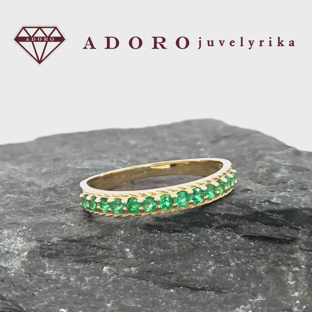 Geltono aukso 585 prabos žiedas su natūraliais smaragdais, takelio dizainas – ADORO juvelyrika