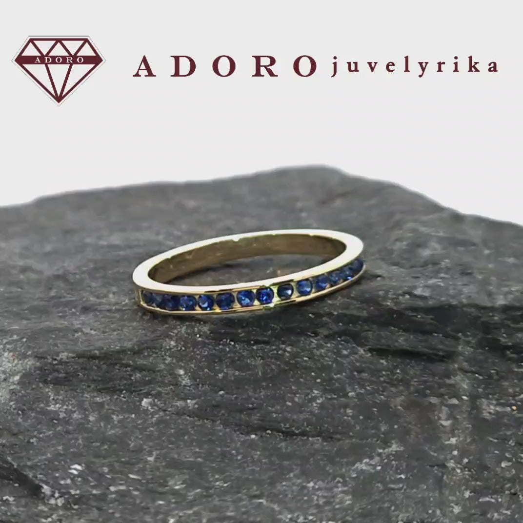 Geltono aukso 585 žiedas su natūraliais safyrais, takelio tipo dizainas, ADORO juvelyrika