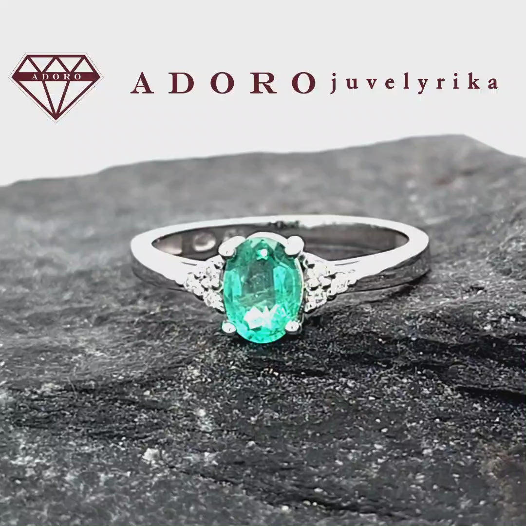 585 prabos žiedas su ovalo formos smaragdu ir 6 briliantais – ADORO