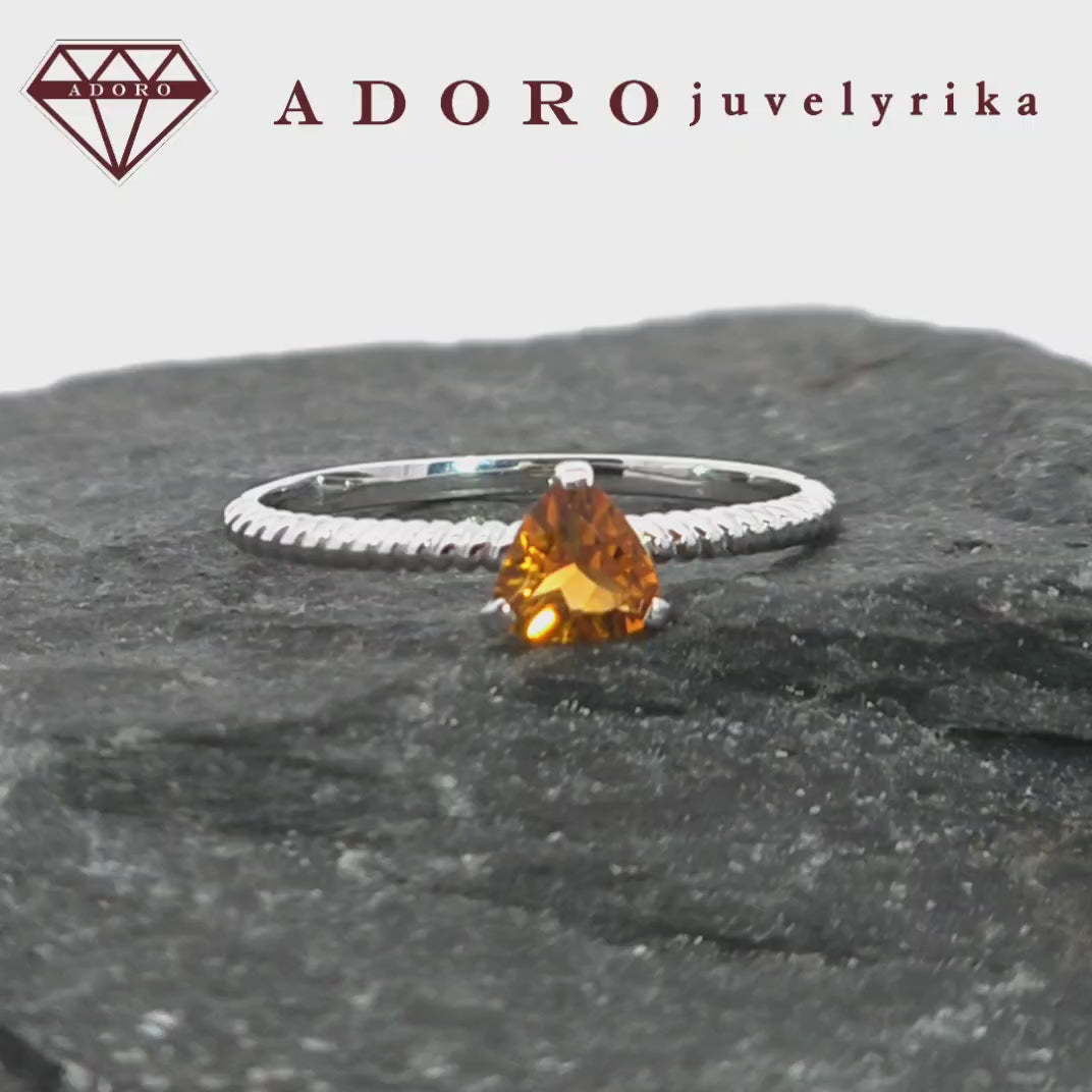 Balto aukso žiedas su natūraliu citrinu – ADORO juvelyrika