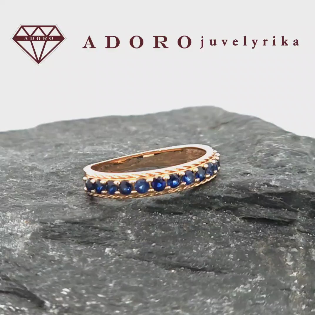 Elegantiškas raudono aukso žiedas su 13 natūralių safyrų baltame fone – ADORO juvelyrika
