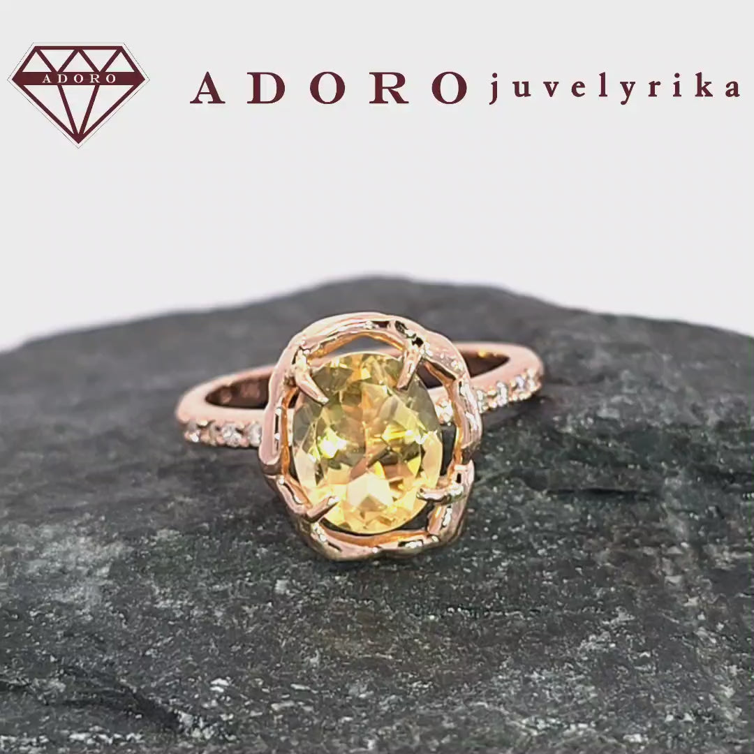 Rankų darbo 585 prabos auksinis žiedas su citrinu ir deimantais – ADORO juvelyrika