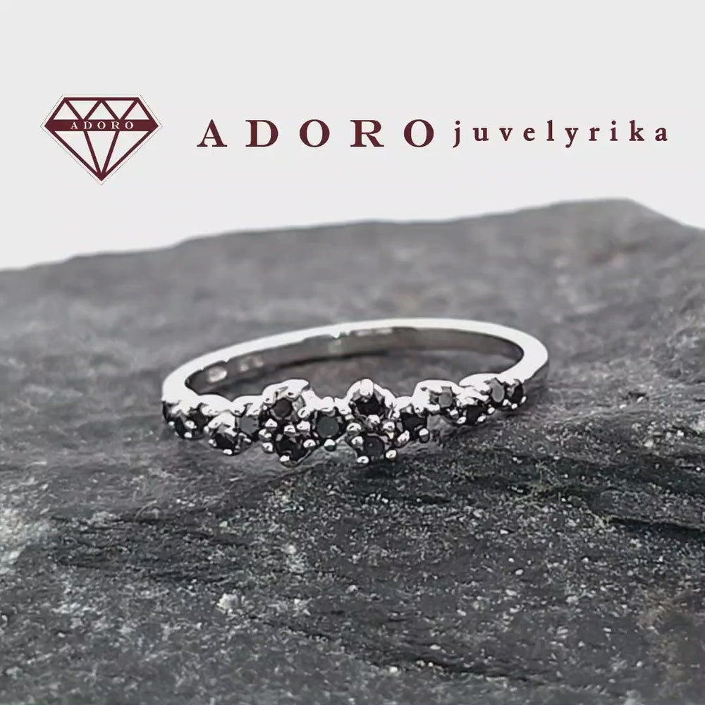 Baltas auksas žiedas su juodais deimantais – ADORO juvelyrika