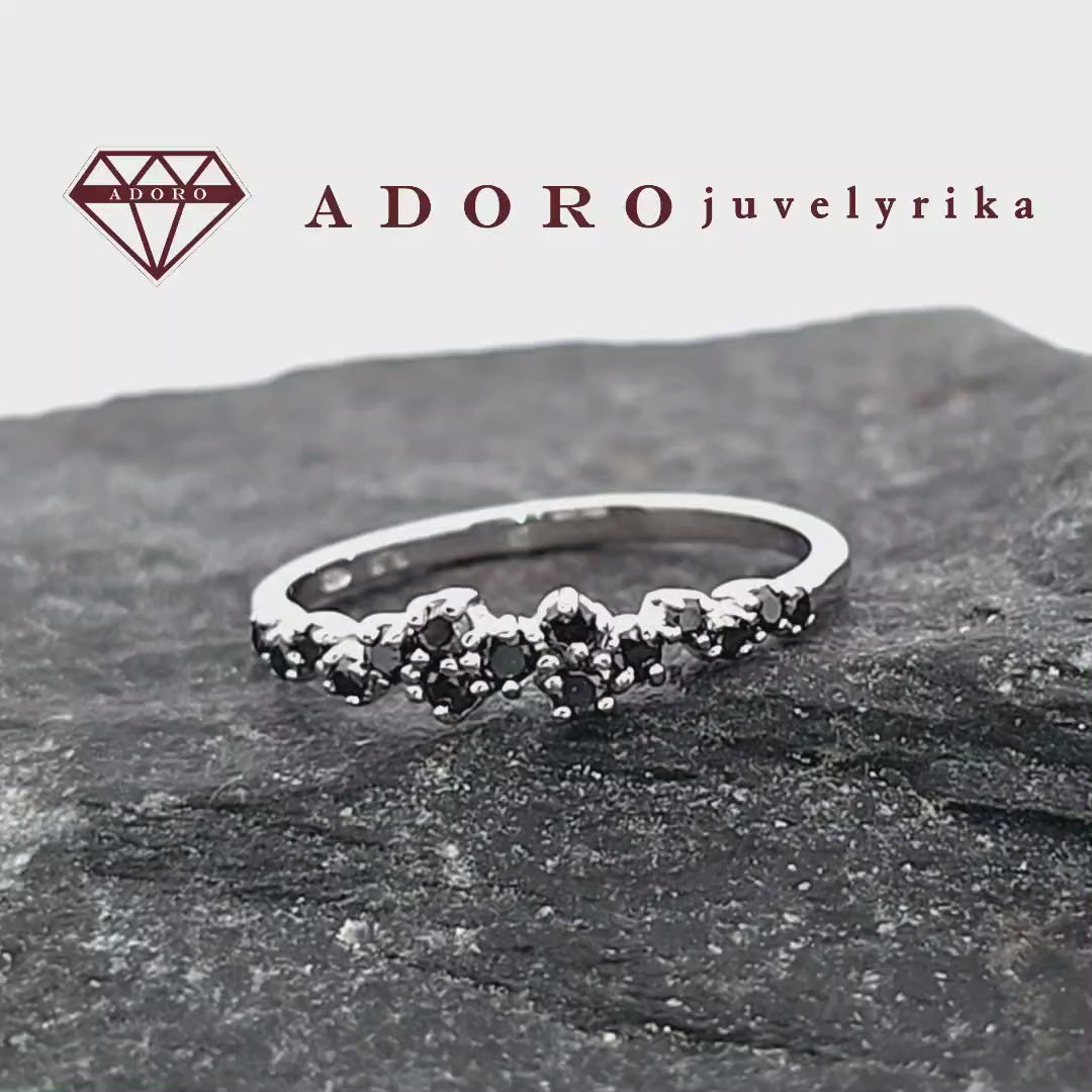 Baltas auksas žiedas su juodais deimantais – ADORO juvelyrika