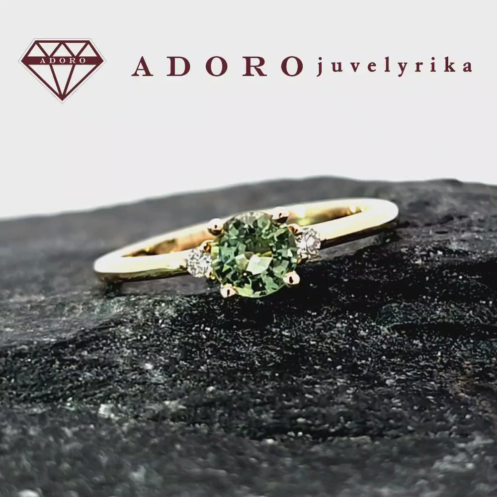 Auksinis žiedas su žaliu safyru ir dviem briliantais – garantija 5 m, sertifikatas, nemokamas įpakavimas – ADORO juvelyrika