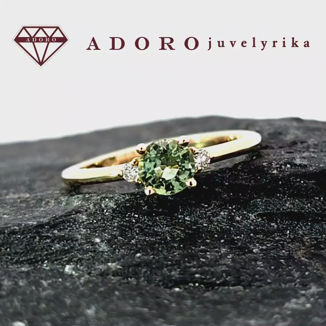 Auksinis žiedas su žaliu safyru ir dviem briliantais – garantija 5 m, sertifikatas, nemokamas įpakavimas – ADORO juvelyrika