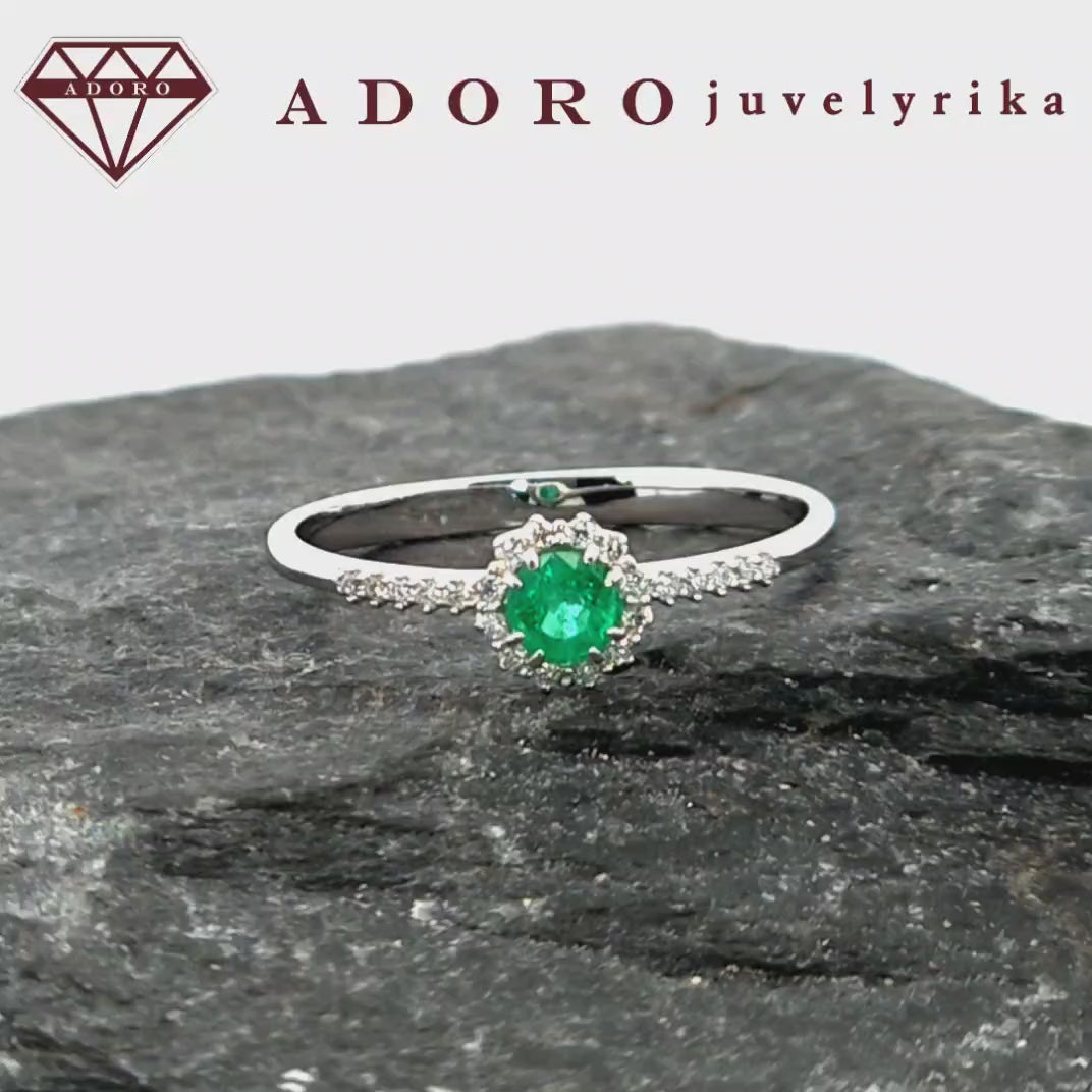 Minimalistinis 585 balto aukso žiedas su žaliu natūraliu smaragdu ir deimantais ant balto fono, ADORO juvelyrika