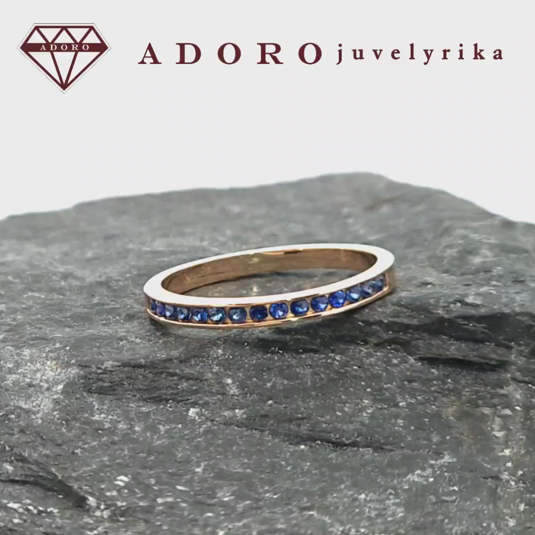Raudono aukso 585 žiedas su natūraliais safyrais, takelio tipo dizainas, ADORO juvelyrika