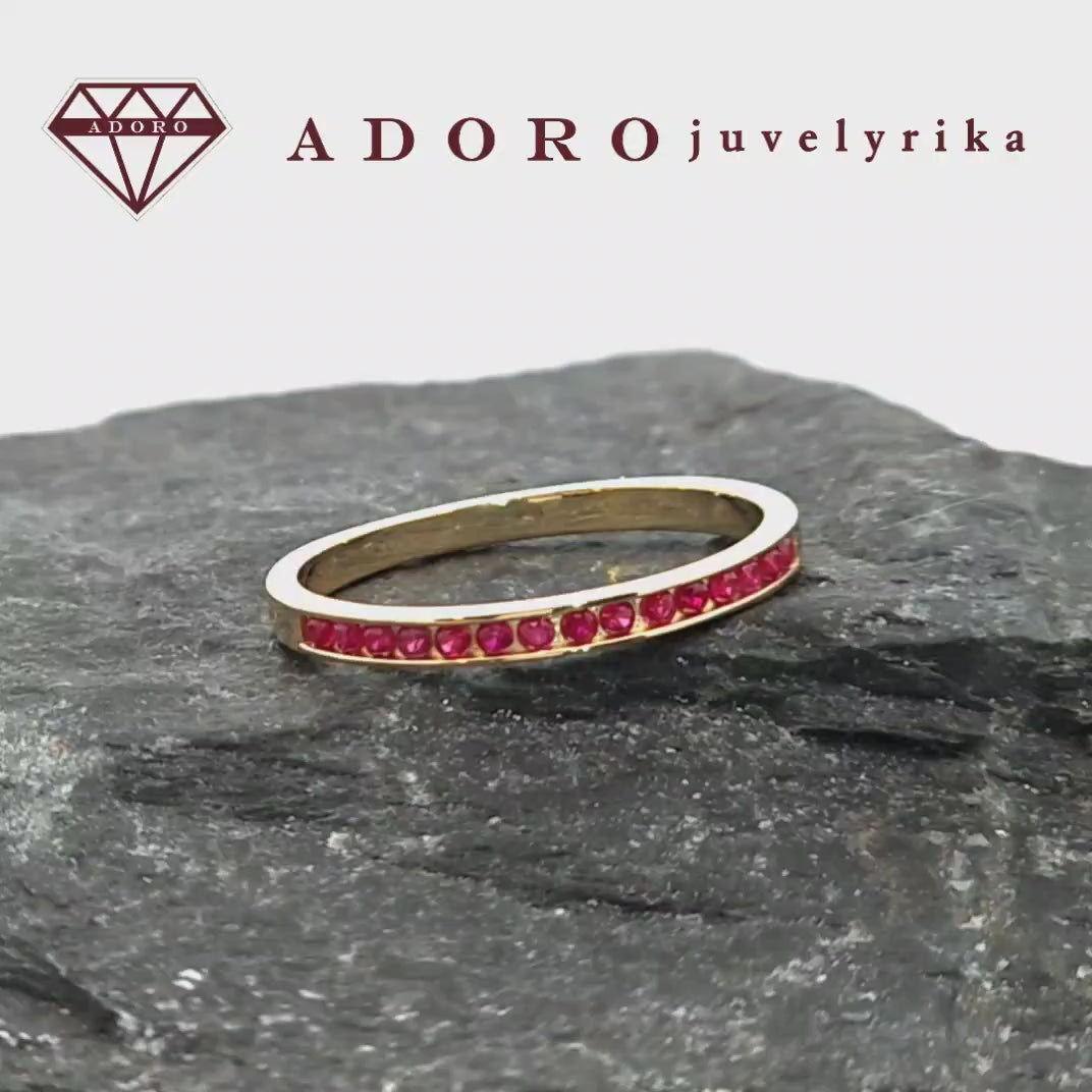 Minimalistinis 585 prabos geltono aukso žiedas su raudonais natūraliais rubinais, ADORO juvelyrika