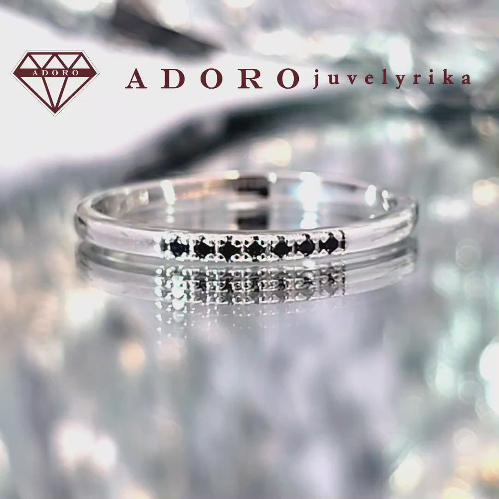 Subtilus balto aukso žiedas (585 praba) su juodais deimantais – 0,035 ct, ADORO