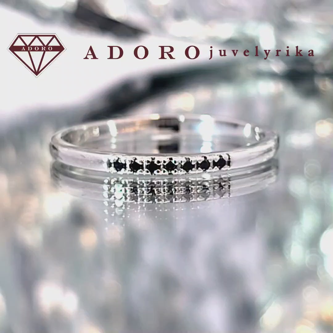 Subtilus balto aukso žiedas (585 praba) su juodais deimantais – 0,035 ct, ADORO