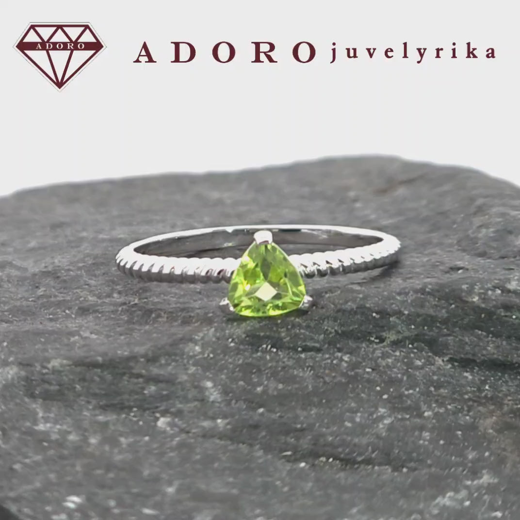 Balto aukso žiedas su natūraliu olivinu – ADORO juvelyrika