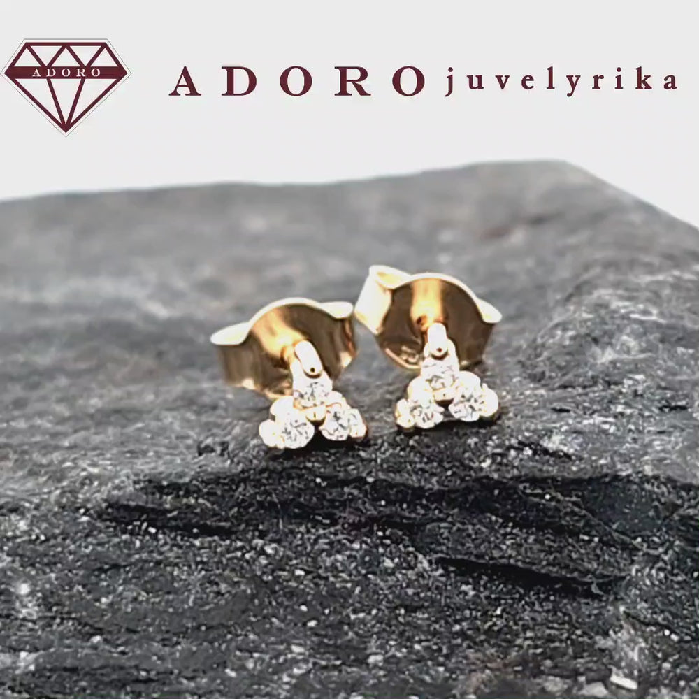 Geltono aukso 585 auskarai su trijų deimantų kompozicija – ADORO juvelyrika