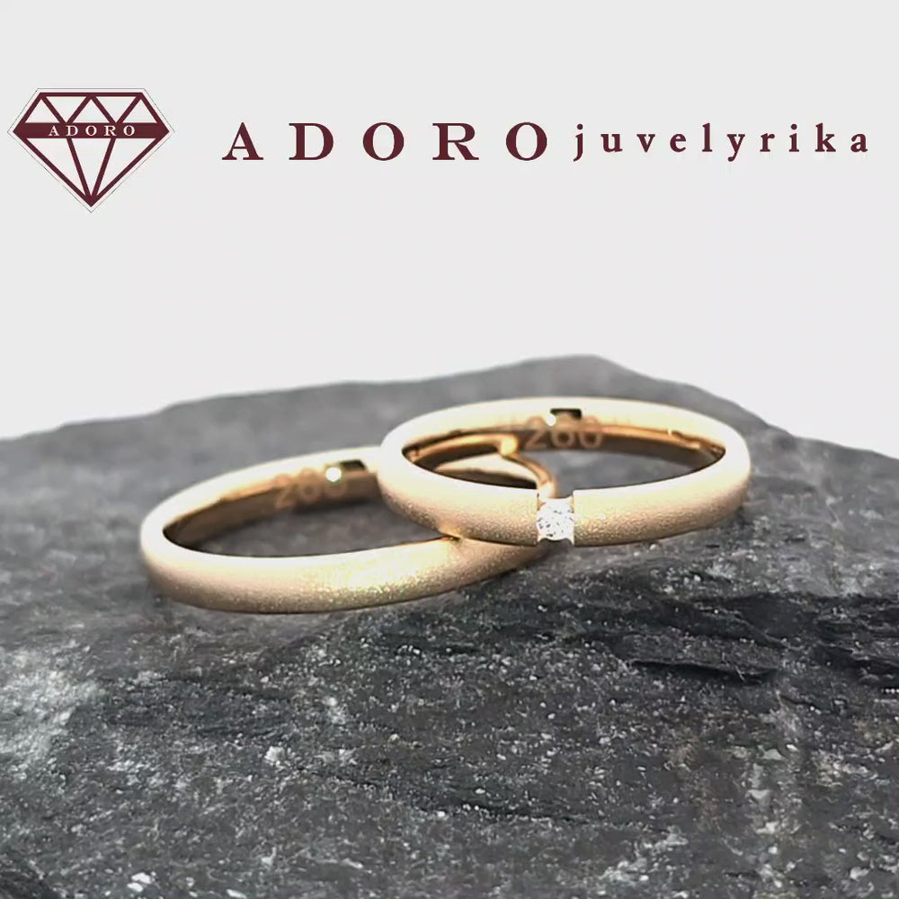 Geltono aukso vestuviniai žiedai su matiniu paviršiumi ir deimantu – ADORO juvelyrika