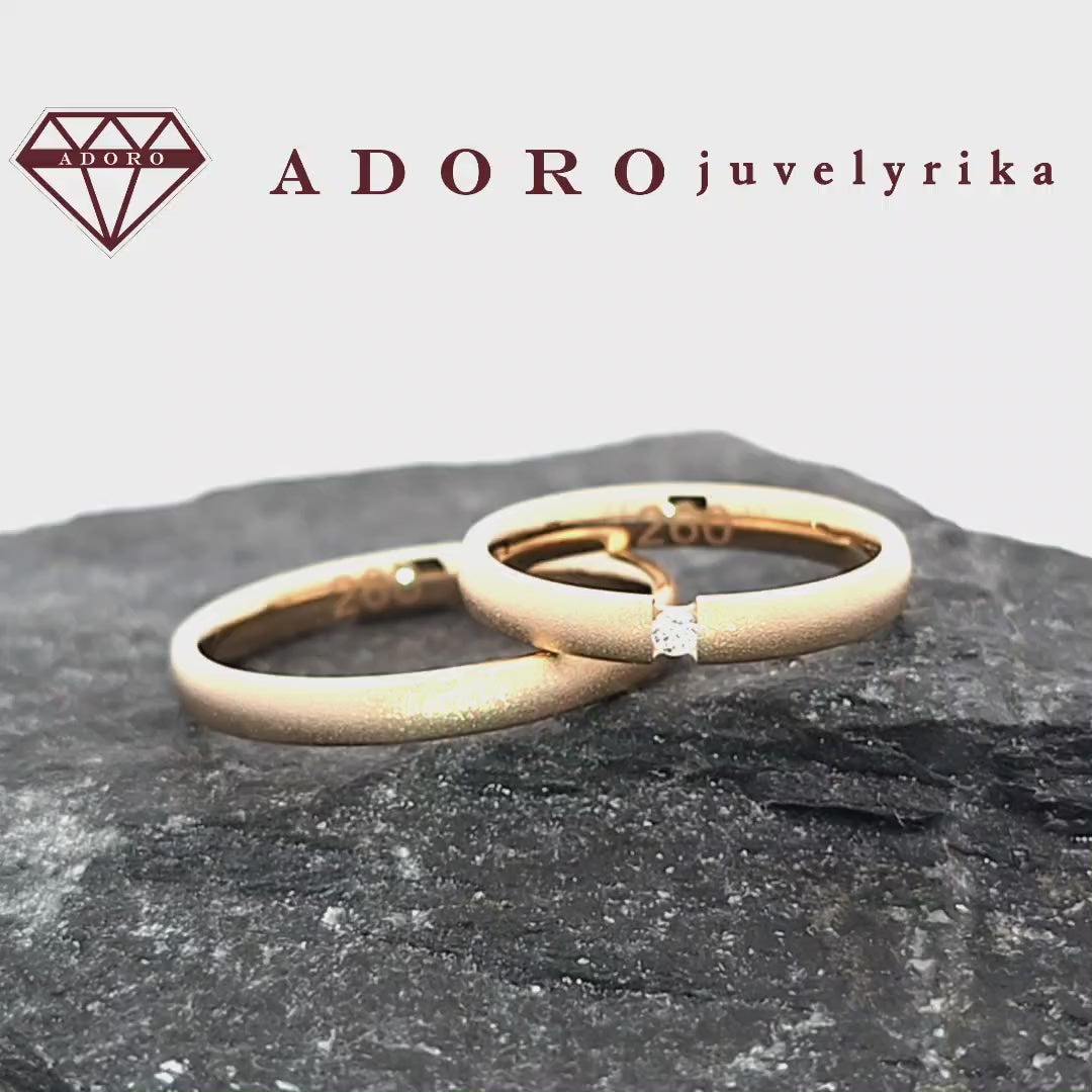 Geltono aukso vestuviniai žiedai su matiniu paviršiumi ir deimantu – ADORO juvelyrika