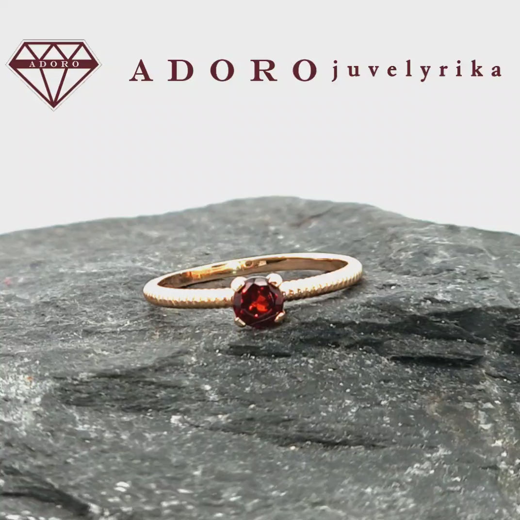 Subtilus 585 prabos raudono aukso žiedas su natūraliu granato akmeniu, ADORO juvelyrika
