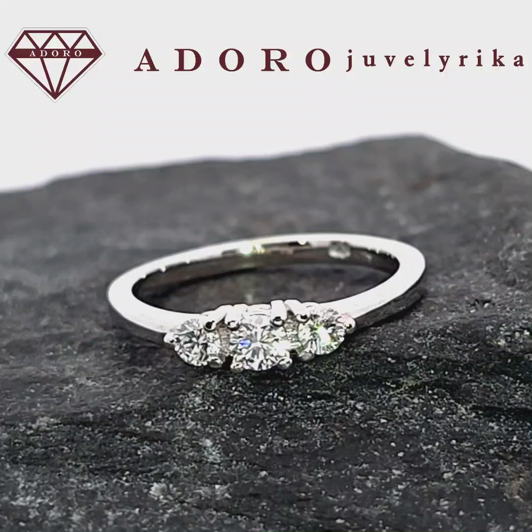 Baltas auksinis žiedas su trimis natūraliais deimantais – ADORO juvelyrika