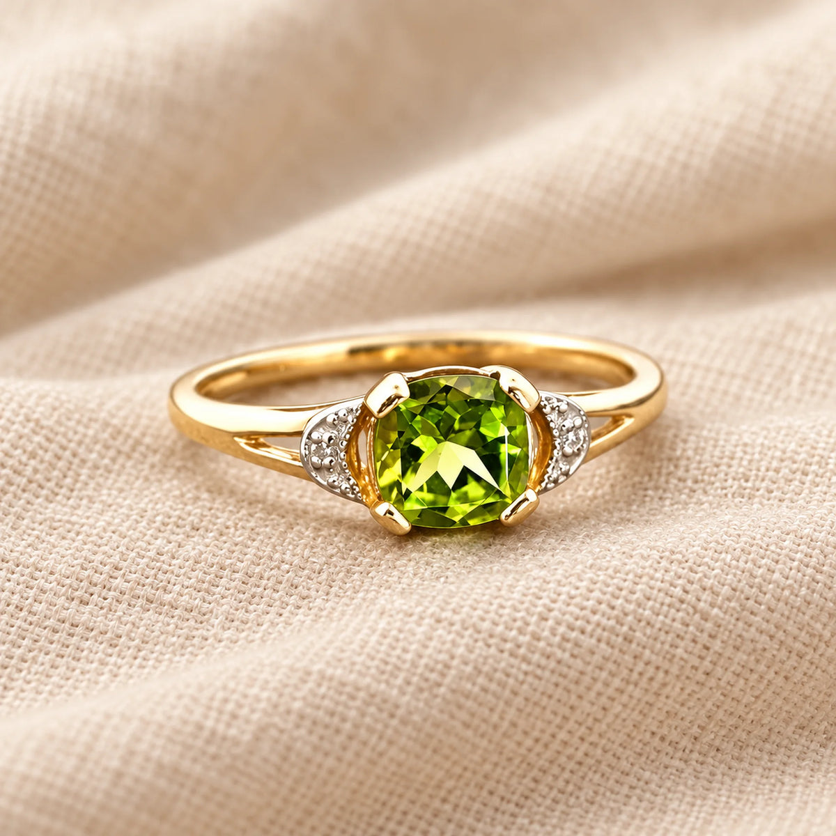 Sužadėtuvių žiedas su peridotu ir briliantais, 2,25 g (1 ct + 0,01 ct) ant natūralios drobės – ADORO juvelyrika